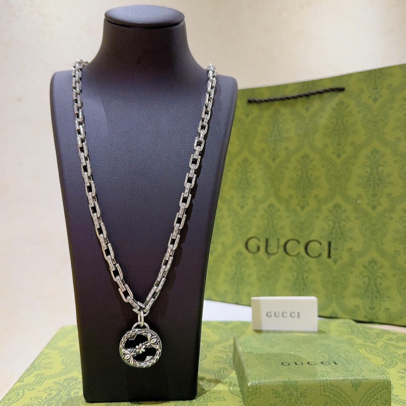 G*u*i necklaces